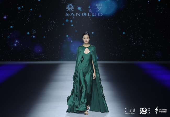 桑罗SANGLUO真丝女装趋势发布 讲述“丝缕”与服装的关系--2023盛泽时尚周
