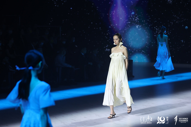 桑罗SANGLUO真丝女装趋势发布 讲述“丝缕”与服装的关系--2023盛泽时尚周