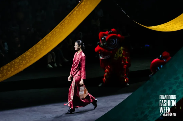 霆禧TINGXI「土生万象·万籁和鸣」绽放广东时装周，非遗香云纱叙写东方美学新章